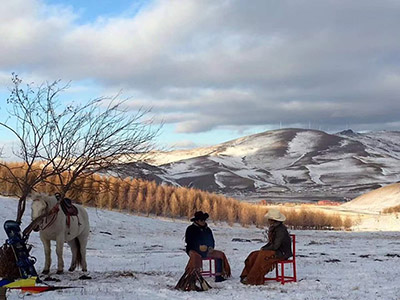 《断背山》续集开拍仪式上，圣罗曼壁炉成了当红主角
