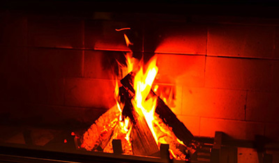 使用燃木真火壁炉有哪些安全注意事项？